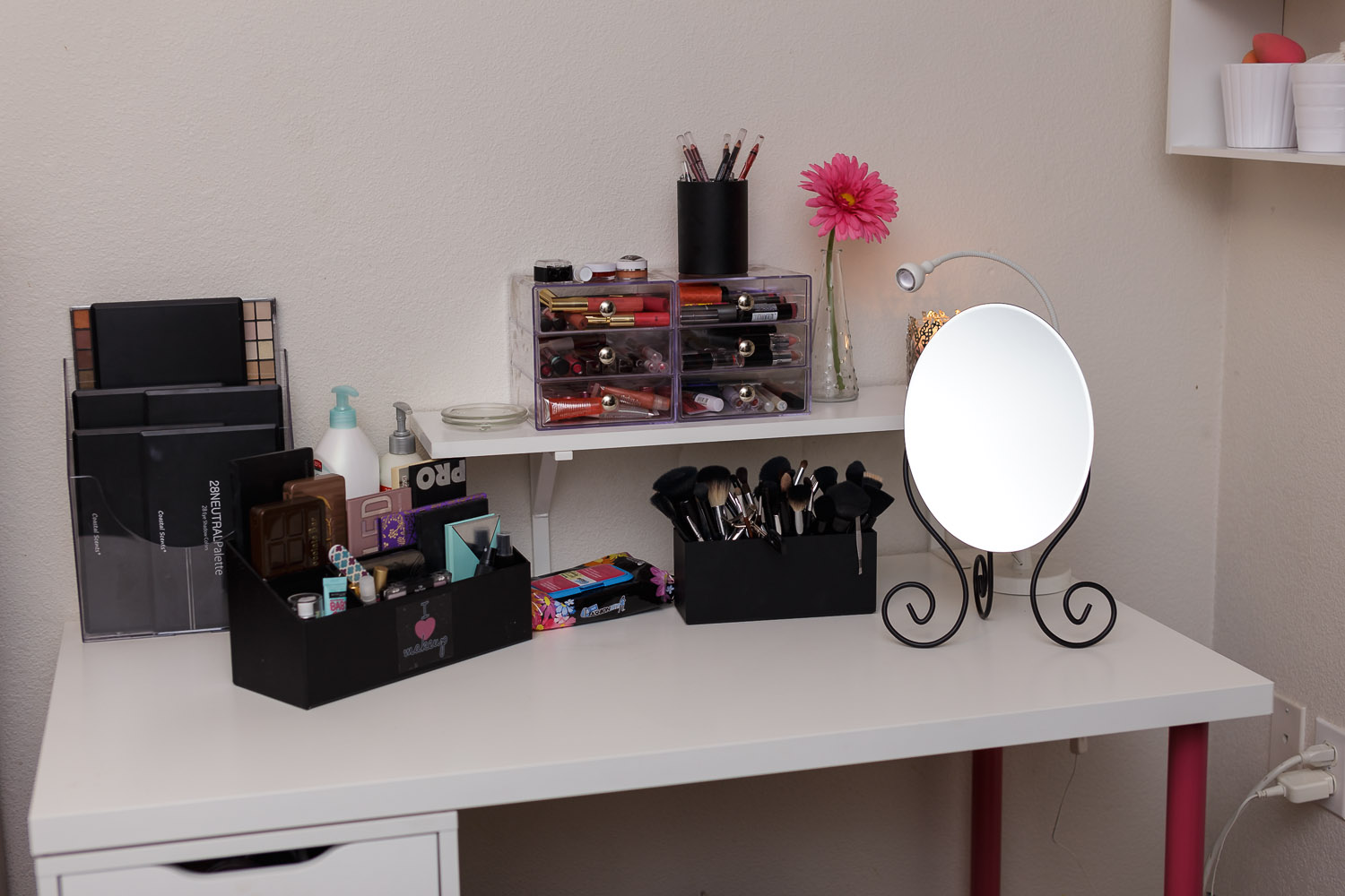 Các mẫu bàn trang điểm đẹp cho chị em phụ nữ