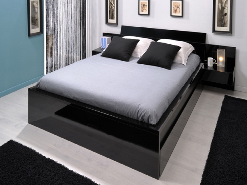 Giường đen đầy quyến rũ